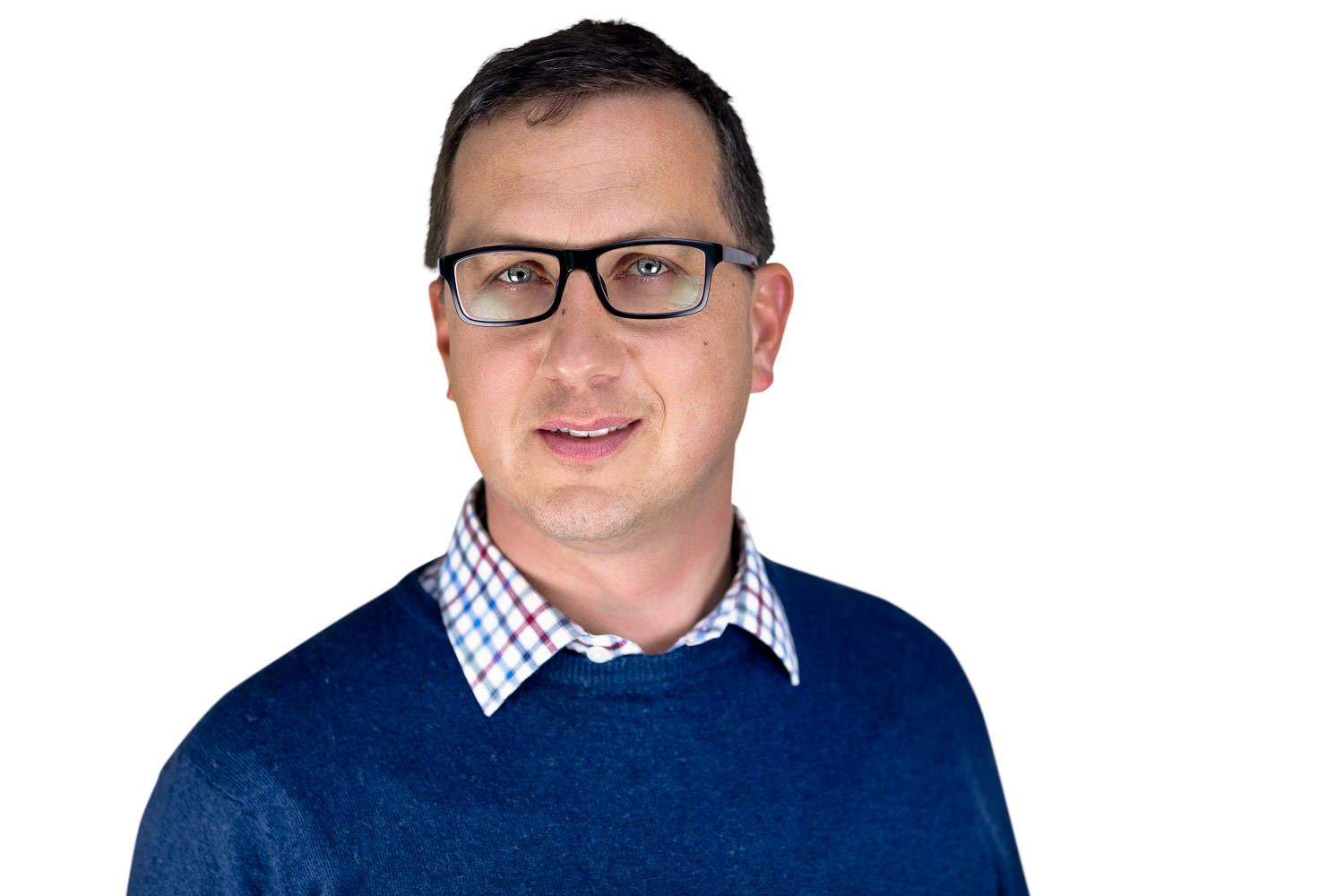 Hochwertiger Business-Headshot eines erfolgreichen Mannes, vor weißem Hintergrund aufgenommen in Potsdam von Fotograf Tom Wagner