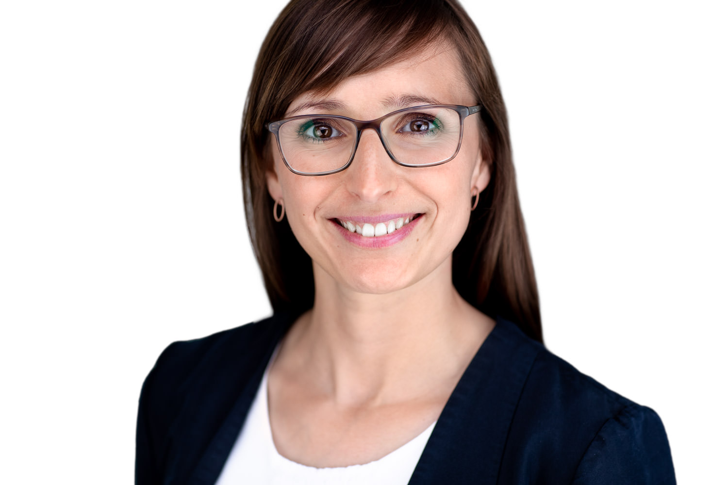 Business-Portrait (Headshot) einer erfolgreichen Frau, vor neutralem Hintergrund aufgenommen in Potsdam von Fotograf Tom Wagner