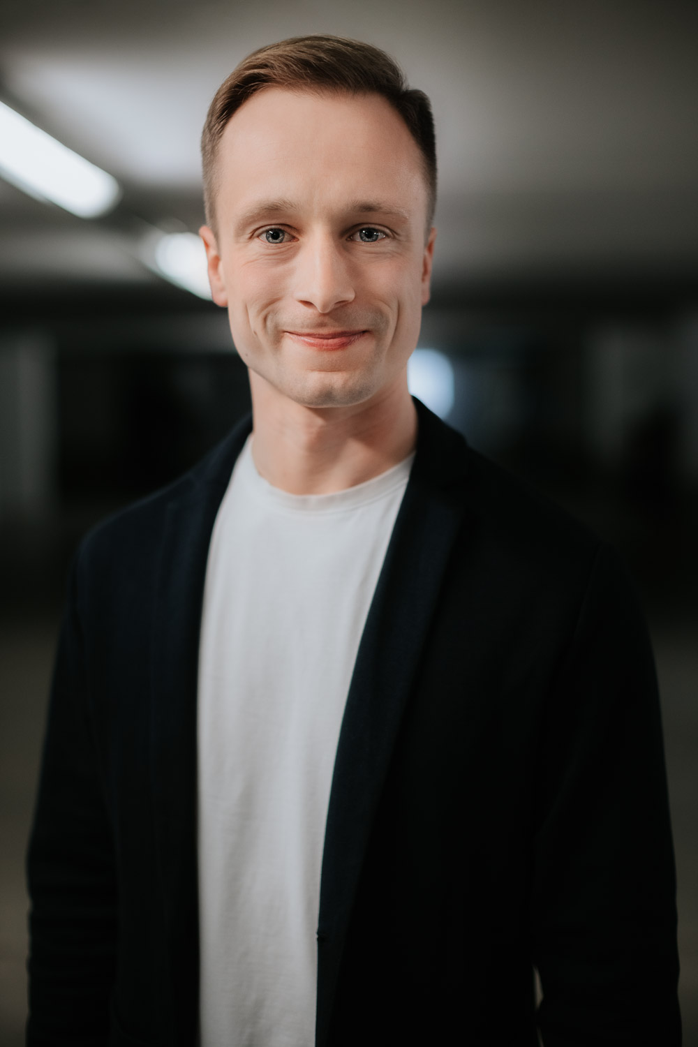 Auf diesem Foto ist der Fotograf Tom Wagner aus Potsdam zu sehen. Es handelt sich um ein Foto im Hochformat. Sie erreichen ihn per Mail, Telefon oder über das Kontaktformular.