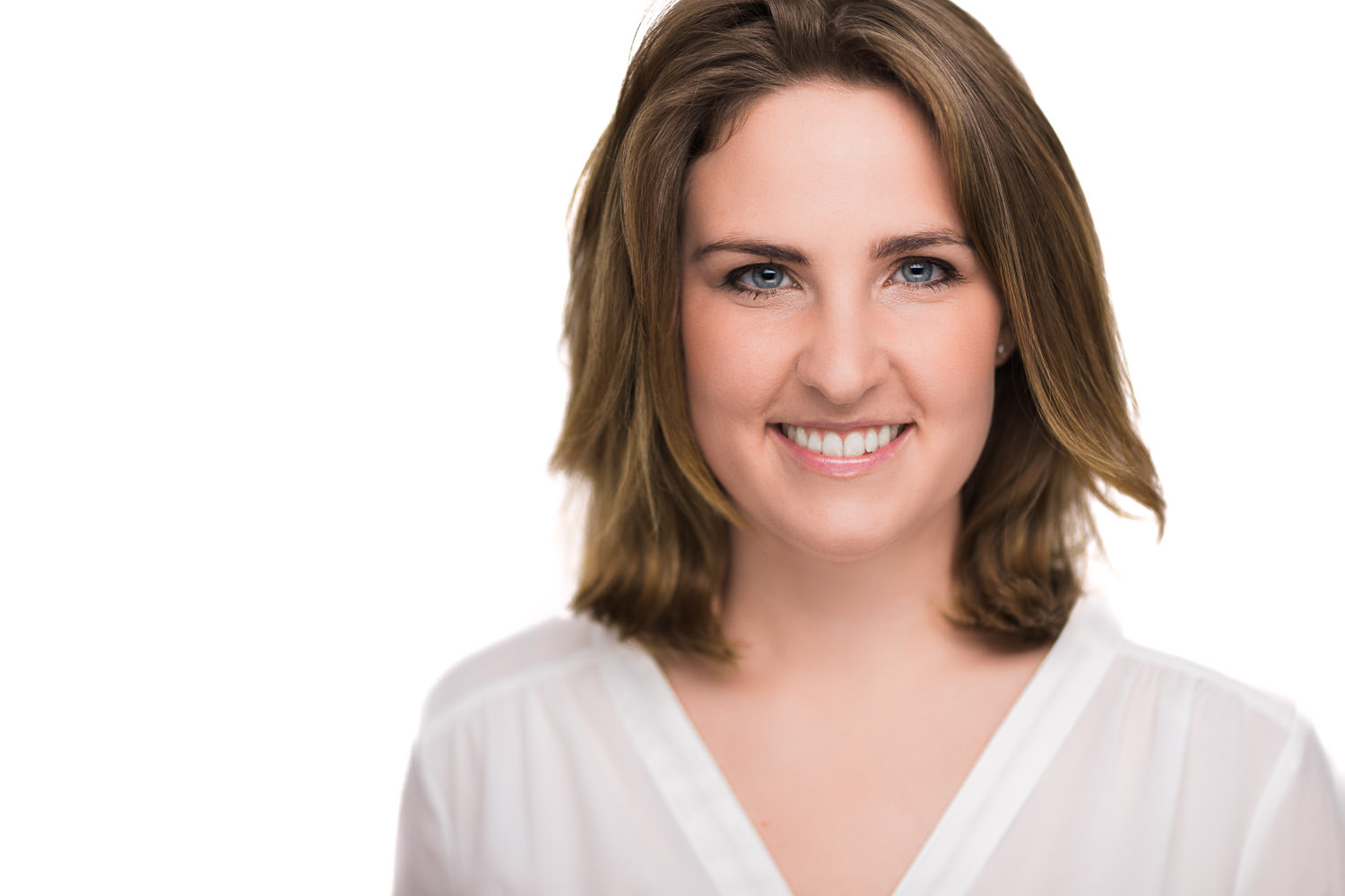 Hochwertiges Business-Portrait einer erfolgreichen Frau, vor weißem Hintergrund aufgenommen in Potsdam von Fotograf Tom Wagner