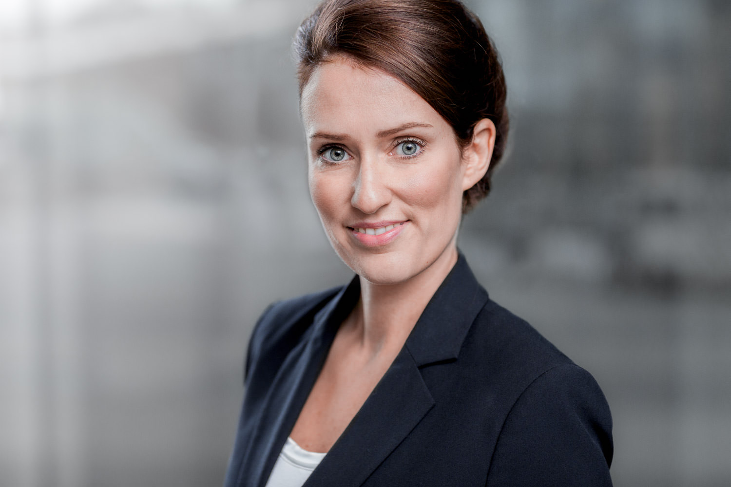 In diesem modernen, cleanen und minimalistischen Bewerbungsfoto und Business Portrait, aufgenommen von Tom Wagner aus Potsdam, wirkt die erfolgreiche Businessfrau äußerst authentisch und überzeugend.