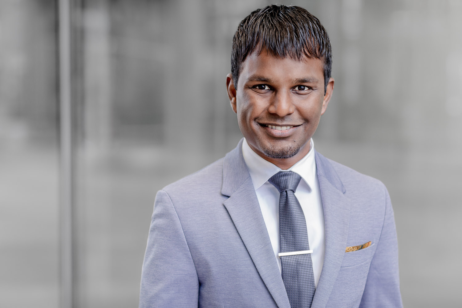 Bewerbungsfoto und Business Portrait eines erfolgreichen Mannes aufgenommen von Tom Wagner in Potsdam - modern, clean und minimalistisch.