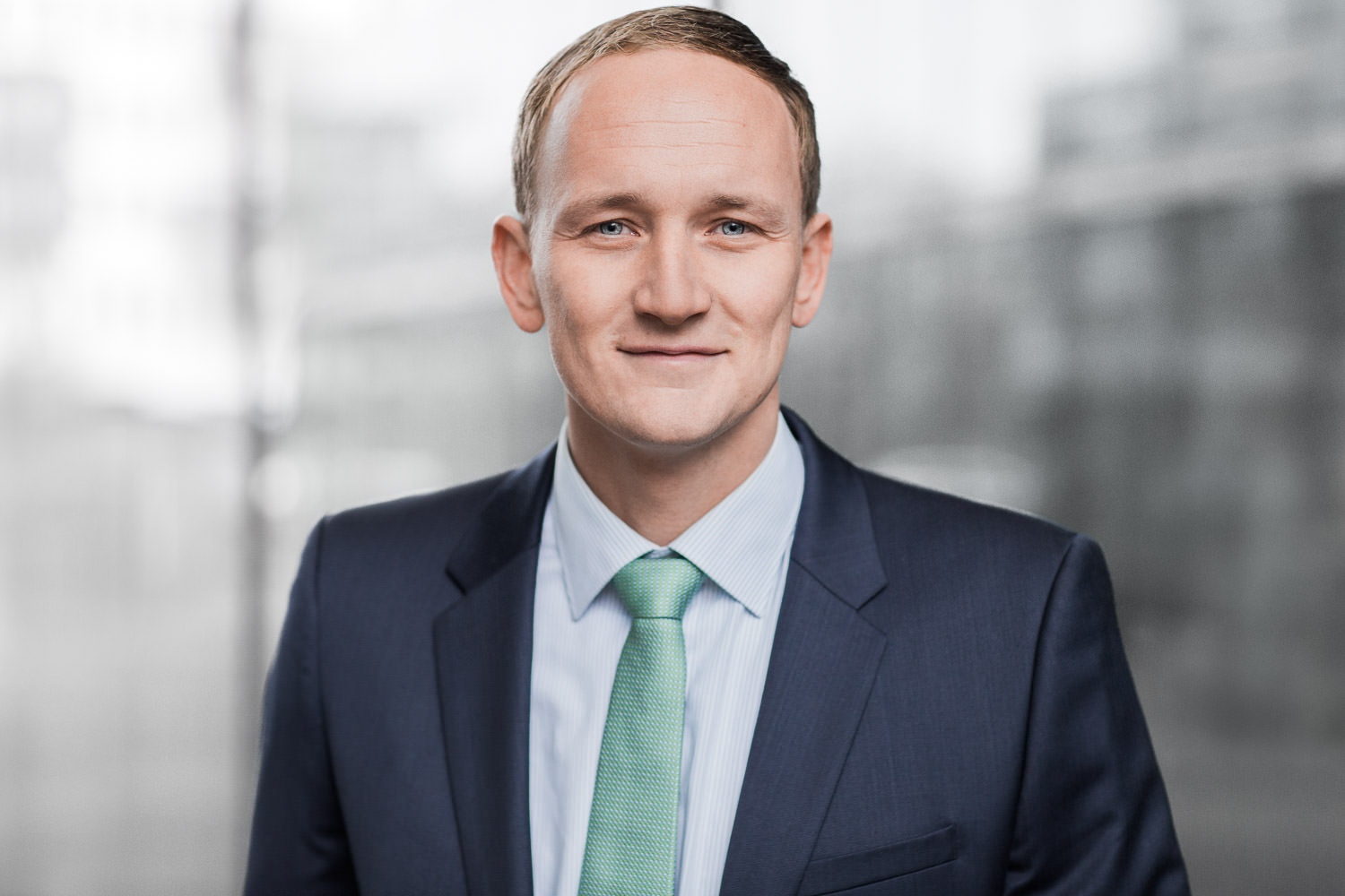 Minimalistisches Bewerbungsfoto und Business Portrait eines erfolgreichen Mannes von Tom Wagner aus Potsdam - klar und emphatisch.